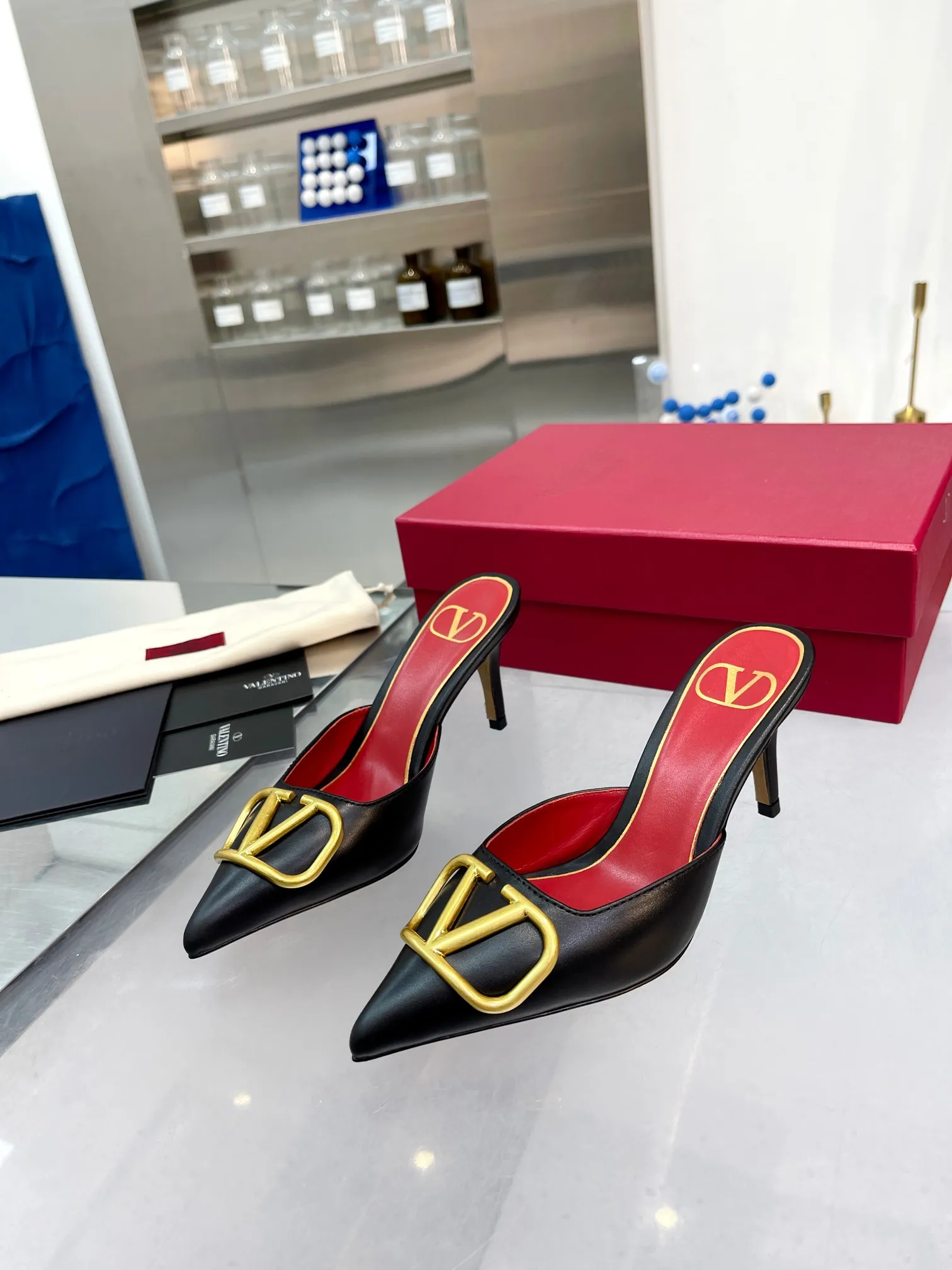 👟👟Ex-factory price 500👟👟 Valentino brand new cowhide half-drag version V-buckle classic sandals, brand new original upgrade, super comfortable on the feet, 😍 easy to put on and take off, super considerate! ✔️Imported cowhide for the uppers ✔️Mixed sheepskin for the inner lining ✔️Italian yellow cowhide outsole with clear texture and consistent with the counter ✔️Code number 35-40 (34 41 42 can be customized and non-returnable) Heel height 7.5
